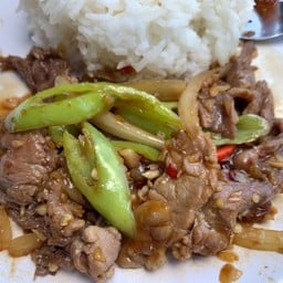 เนื้อผัดพริกหยวกราดข้าว