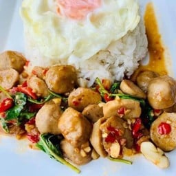กะเพราลูกชิ้นราดข้าว