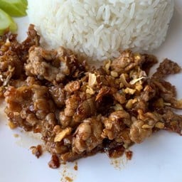 เนื้อกระเทียมราดข้าว