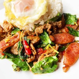 ข้าวราดกะเพราเนื้อ+เนื้อเชียง