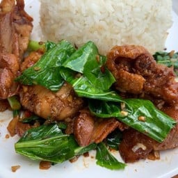 คะน้าไก่ทอดราดข้าว