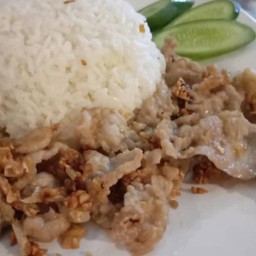 ข้าวราดเนื้อดาวกระจายทอดน้ำปลากระเทียมกรอบ
