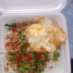 กะเพราหมูสับใส่ถั่ว+ไข่