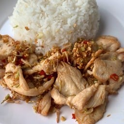 ไก่ตะไคร้พริกขี้หนูราดข้าว