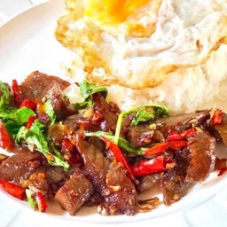 กะเพราโคขุนแดดเดียวราดข้าว