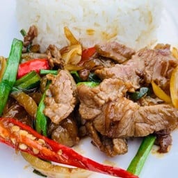 เนื้อทอดขมิ้นราดข้าว