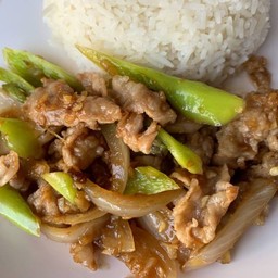 เนื้อดาวกระจายผัดพริกหยวกราดข้าว