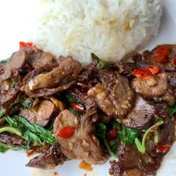 กะเพราเนื้อเปื่อยราดข้าว
