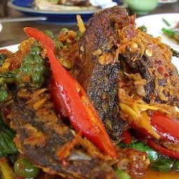 ปลานิลแกะผัดพริกแกง