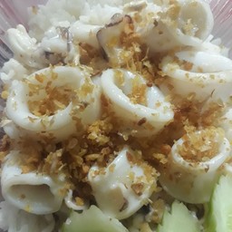 หมึกทอดกระเทียมราดข้าว