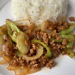 เนื้อสับผักพริกหยวกราดข้าว