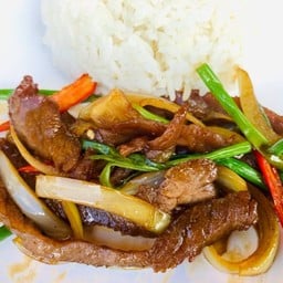 โคขุนแดดเดียวทอดขมิ้นราดข้าว