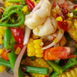 ยำข้าวโพด หมึกกุ้ง แม้ว