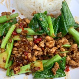 คะน้าไก่สับราดข้าว