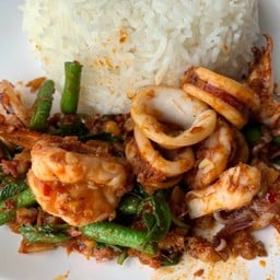 พริกแกงทะเลราดข้าว
