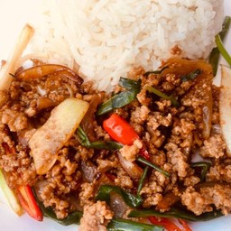 ผัดพริกเผาเนื้อสับราดข้าว
