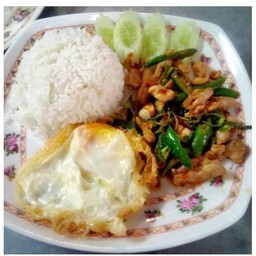 ผัดเผ็ดไก่พริหหยวกราดข้าว+ไข่ดาว+นำ้ซุป