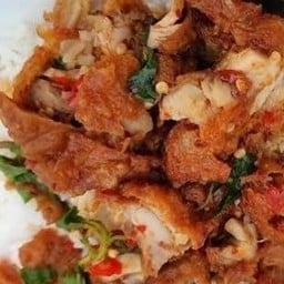 กระเพราหมู กรอบกับข้าว