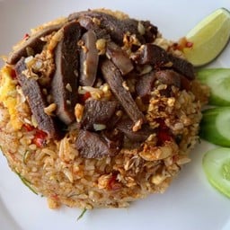 ข้าวผัดต้มยำลิ้นกระเทียมกรอบ