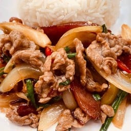 ผัดพริกเผาเนื้อ+เนื้อเชียงราดข้าว
