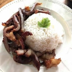 ข้าวราดเนื้อโคขุนแดดเดียวทอด