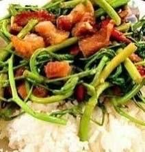 กระเฉดไฟแดงหมูกรอบราดข้าว