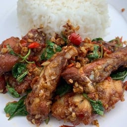 กะเพราไก่ทอดราดข้าว