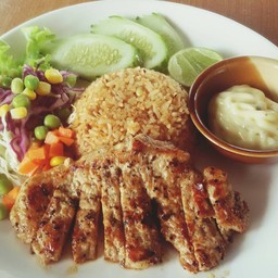 ข้าวผัดน้ำพริกแจ๋วหมูย่าง