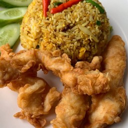 ข้าวผัดผงกะหรี่ไก่ชุบแป้งทอด