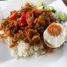 ข้าวพริกแกงกากหมูไข่เค็ม