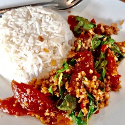 กะเพราเนื้อสับเนื้อเชียงราดข้าว