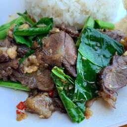 คะน้าเนื้อเปื่อยราดข้าว