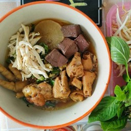 ก๋วยเตี๋ยวไก่บุฟเฟ่ต์ เด็กเส้น @หลัง ม. ราชภัฏฯ