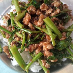 ข้าวราดพริกแกงผักบุ้งหมูสับ