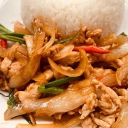 ผัดพริกเผาไก่ราดข้าว