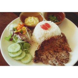 ข้าวหมูย่างน้ำจิ้มแจ๋ว