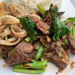 คะน้าเครื่องในรวมราดข้าว