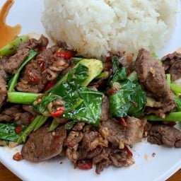 คะน้าตับราดข้าว