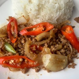 พริกสดเนื้อสับราดข้าว