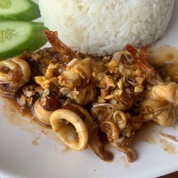 ทะเลกระเทียมราดข้าว