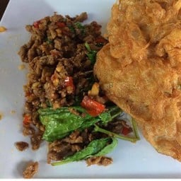 กะเพราเนื้อสับราดข้าว