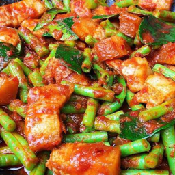 ผัดพริกแกงถั่วไก่ราดข้าว