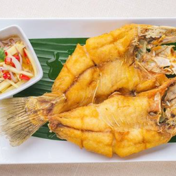 ปลากระพงทอดราดน้ำปลา