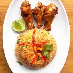 ข้าวผัดน้ำพริกเผาปีกไก่ทอด