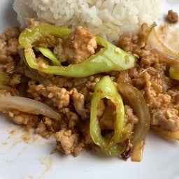 ไก่สับผัดพริกหยวกราดข้าว