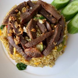 ข้าวผัดเขียวหวานลิ้นกระเทียมกรอบ