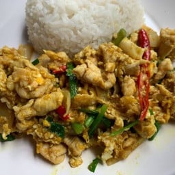 ไก่ผัดผงกะหรี่ราดข้าว