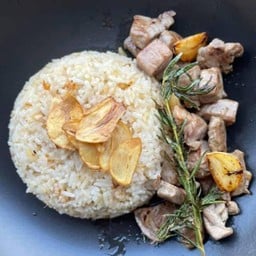ข้าวผัดกระเทียมเนื้อริบอายหั่นเต๋า