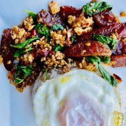 ข้าวราดกะเพราไก่สับไก่เชียง