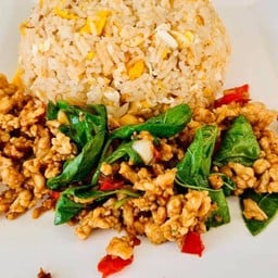 ข้าวผัดไข่ราดกะเพราไก่สับ